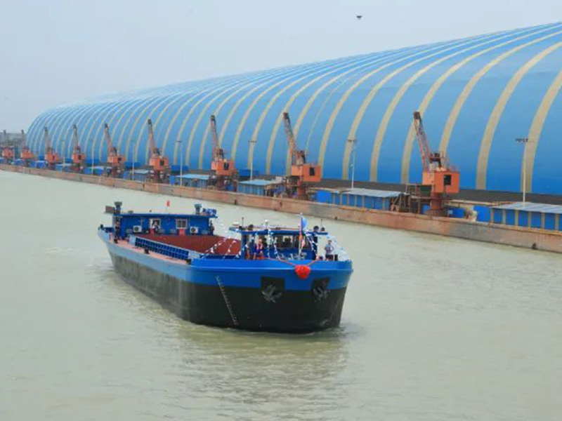 एक पूरी तरह से इलेक्ट्रिक 1000 टन कंटेनर जहाज ने बैटरी में 1456 kWh से अधिक से सुसज्जित सेवा शुरू कर दी है A fully-electric 1000 ton container ship has begun service equipped with over 1456 kWh in batteries