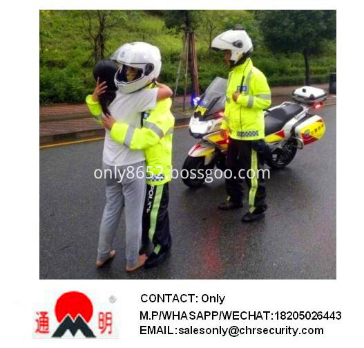Warm-hearted traffic police help barefoot women