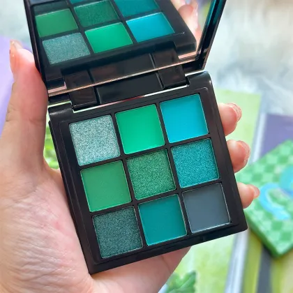Huda Beauty Matte Pearl Glitter Earth Tones Eyeshadow Palette - Rebellious Girl