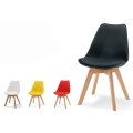 Elegante silla de PP con patas de madera para espacios modernos