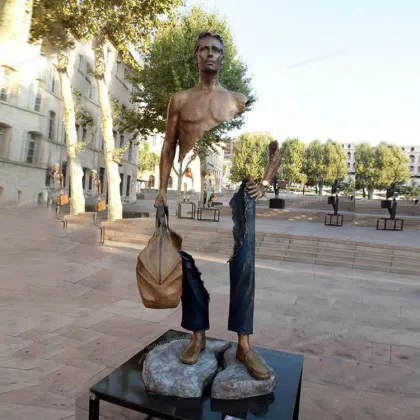 High quality metal figure statue life size bronze bruno sculpture with suitcase