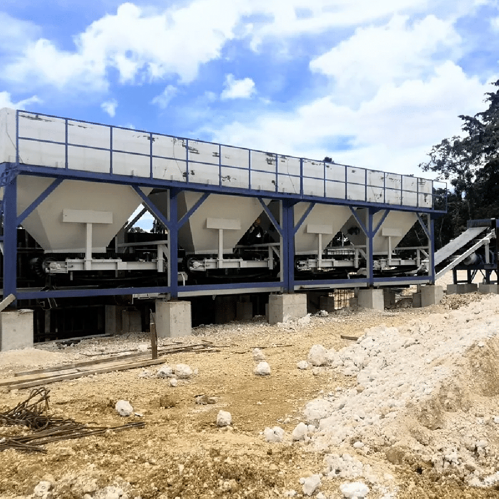 Wear-resistant and anti-clogging intermediate buffer silo