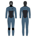 Người phụ nữ trên bờ biển mũ trùm đầu có khóa 7mm WetSuit