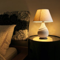 Moderne elegante Keramiktischlampe