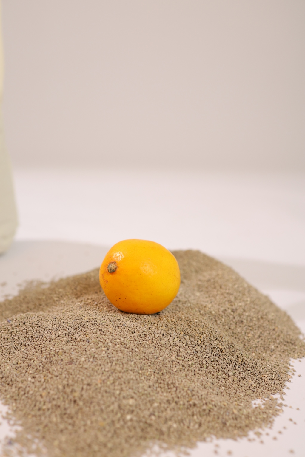 2.0mm Lemon Scented Activated Charcoal Bentonite Cat Litter1