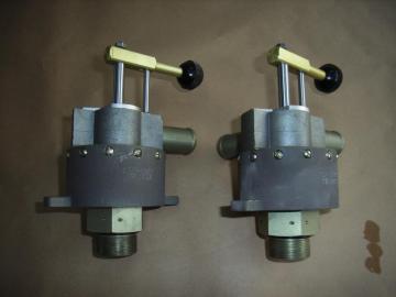 Four-position three-way reversing valve