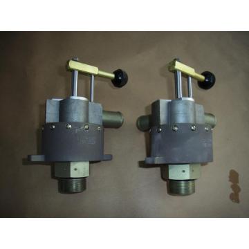 Four-position three-way reversing valve