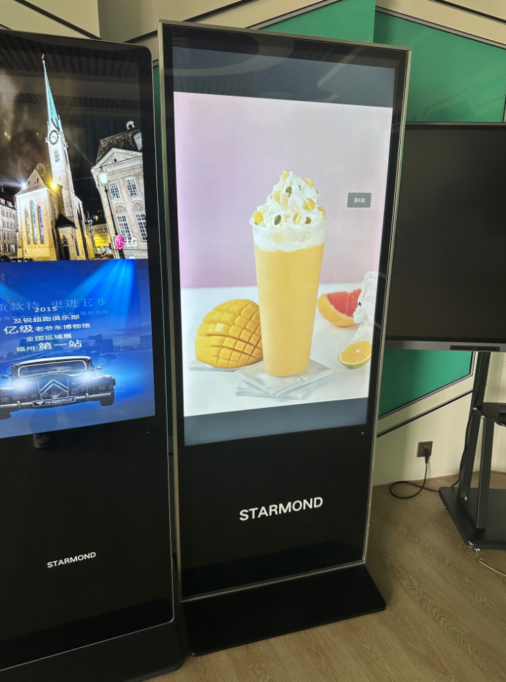 Film programlarını ve indirim standı fiyatlarını gösteren bölünmüş ekran dijital tabela