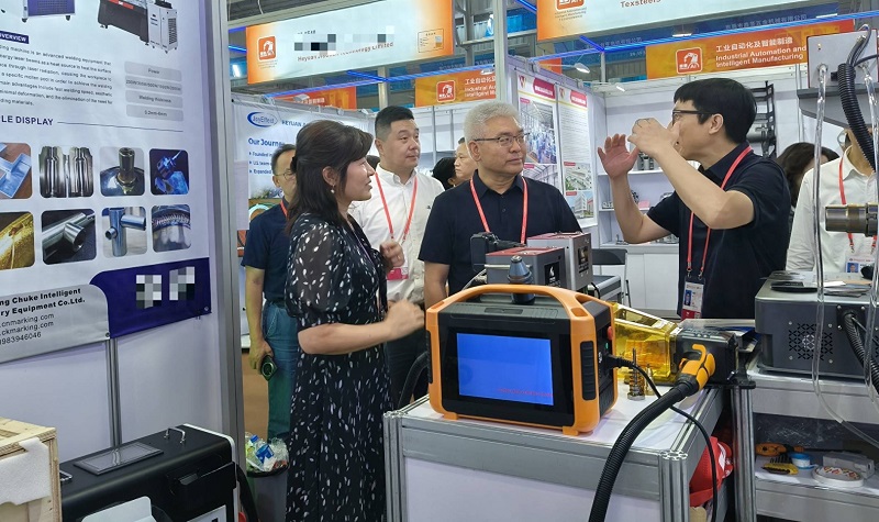 The Chuke Intelligent booth at the 138th Canton Fair was incredibly popular, with Beibei District leaders providing on-site guidance and promoting its development