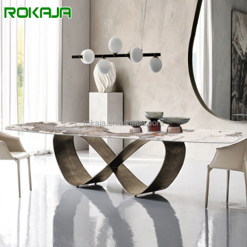 Moderne minimalistische rechthoekige eettafel met vlinderbasis en gesinterde stenen top