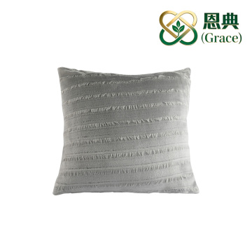 Capa de almofada de flanela jacquard listrada cinza com franjas