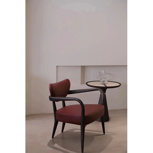 Sillón de curva elegante con asiento de cuero rojo intenso