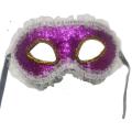 Masque brillant avec un costume en dentelle pour une balle masquée