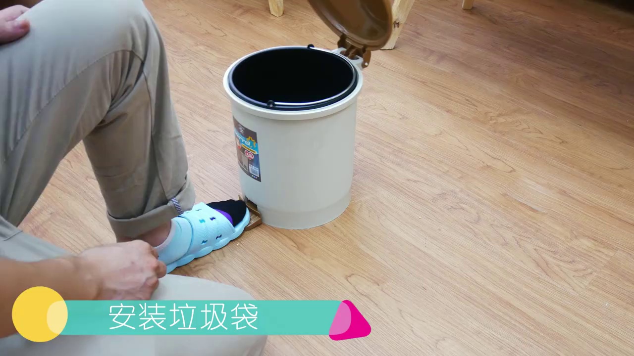 Durable Round Plastic Waste Bin for Indoor and Outdoor Garbage Disposal