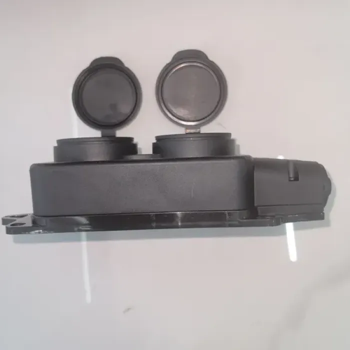 Soket Karet 2-Gang dengan Grounding dan Penutup IP44