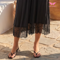 Schwarzes Slipkleid aus Satin mit Spitzeneinsätzen