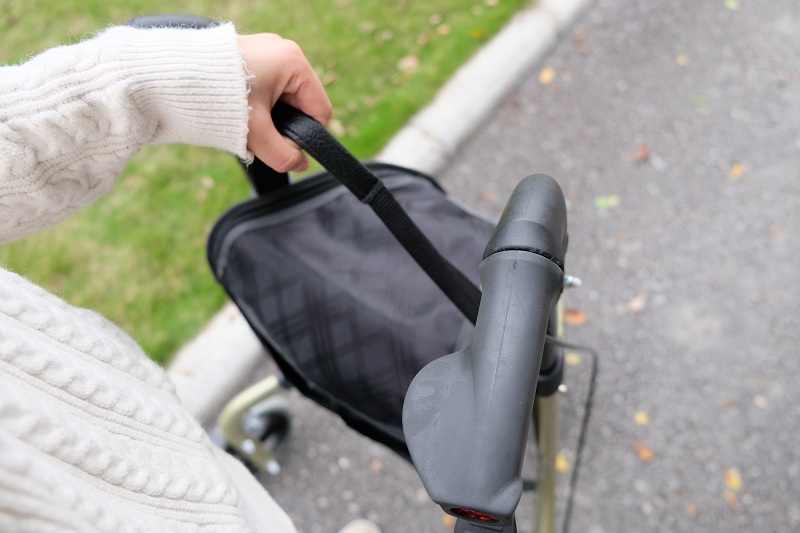 Mobility 3 Wheel Rollator Walker: liviano y plegable para personas mayores, ancianos, hombres, mujeres - plegable de tripas de servicio pesado