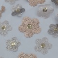 Mehrfarbiger, mit Blumen und Pailletten bestickter Netzstoff aus 100 % Nylon