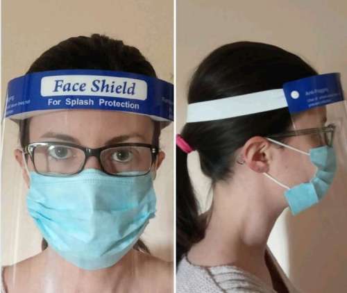 Esponja médica descartável PET segurando protetor facial