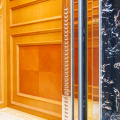 Madeira e espelho decoram elevador de passageiros para deficientes