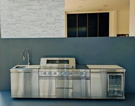 "Stainless steel outdoor kitchen grill: the perfect companion for outdoor cooking"