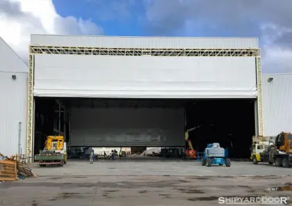 Quick action high speed hangar door