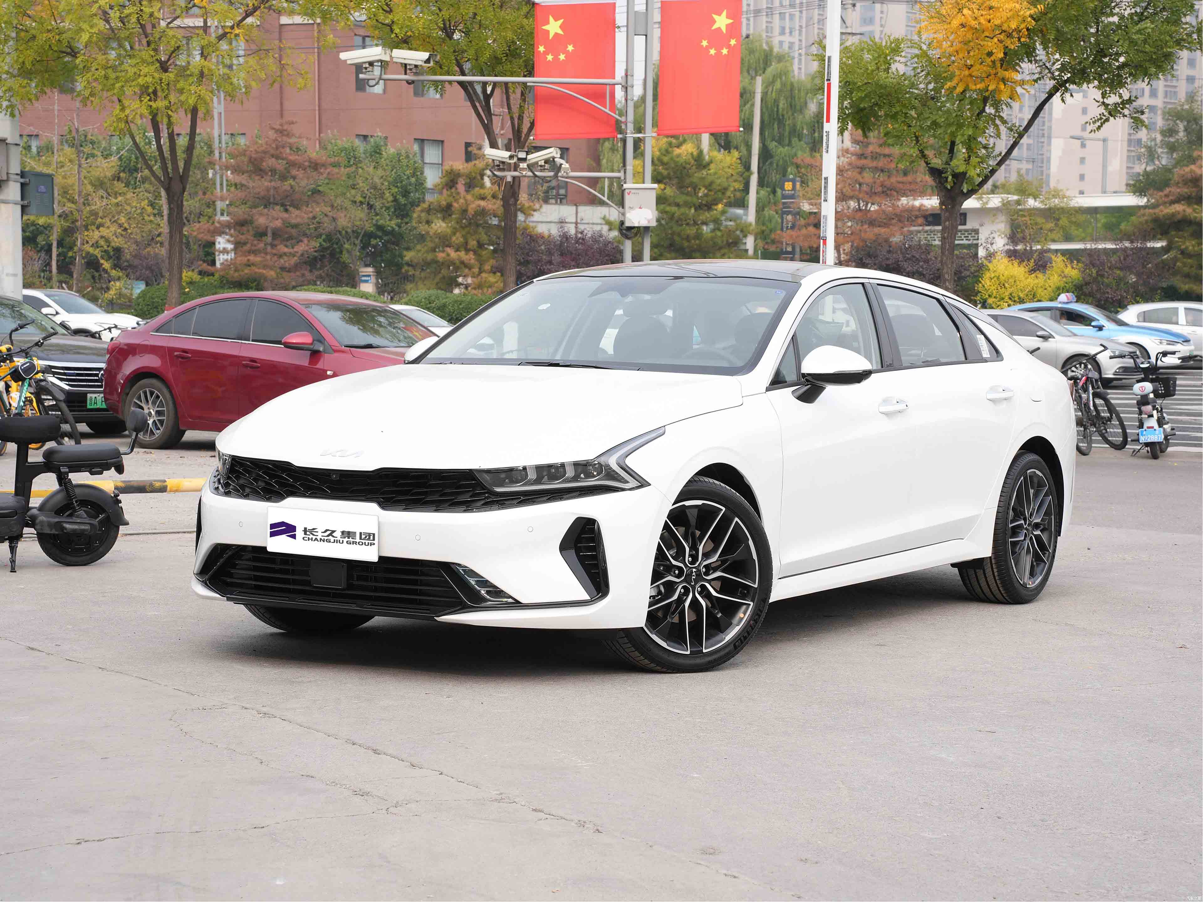Mid-size Gasoline three box car kia k5