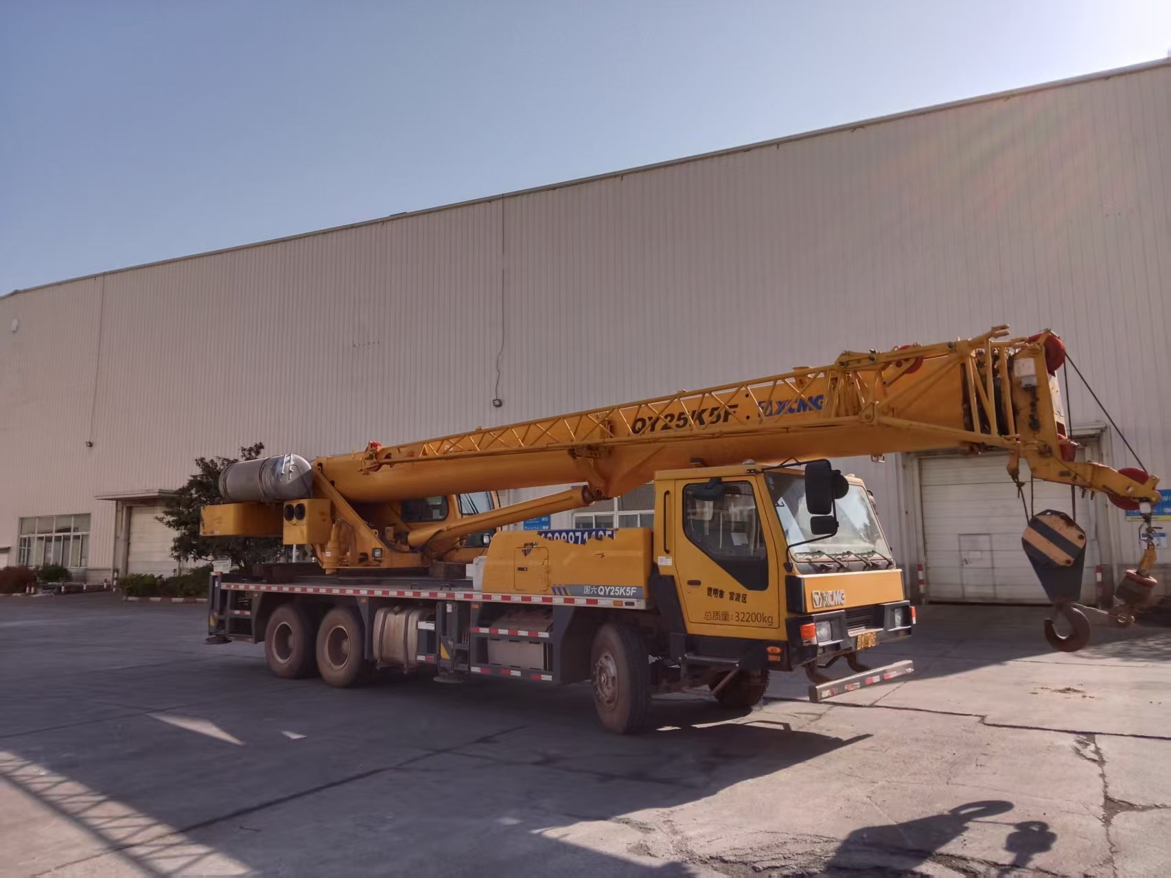 High-capacity 16-ton crane for construction High-capacity 16-ton crane for construction