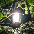 Linterna LED portátil de inspiración retro para acampar con batería recargable
