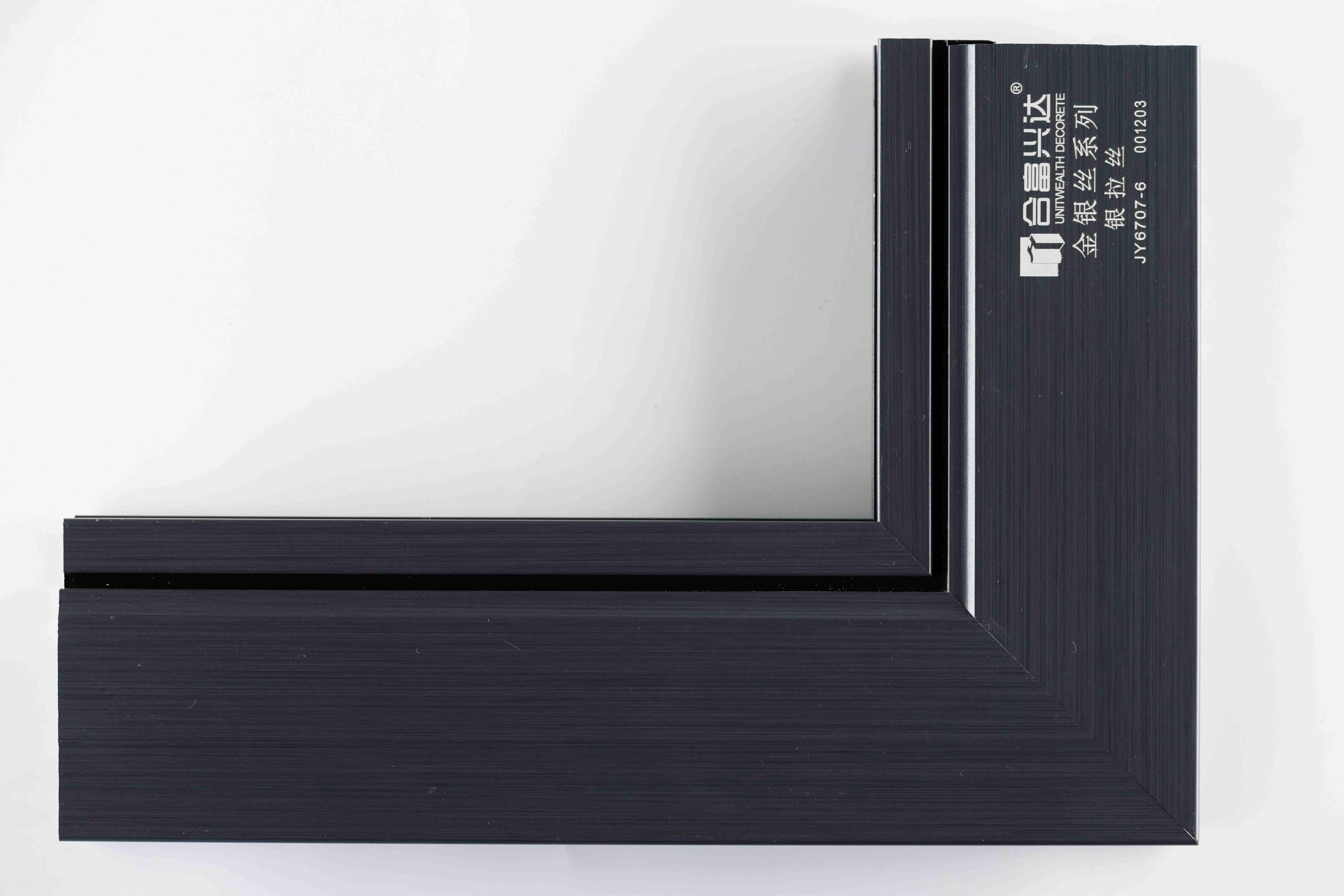 लीनियर ब्रश्ड सिल्वर ट्रांसफर फिल्म टेक्सचर का क्लोज़-अप