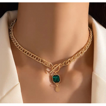 Collar de colgante cuadrado de titanio de circón esmeralda