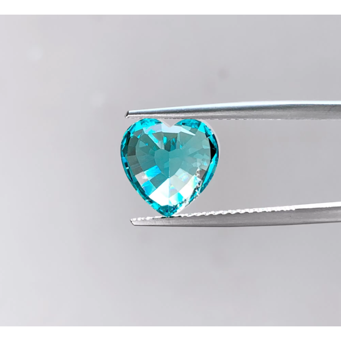 Ang hugis ng puso na asul na lab na lumago paraiba Sapphire