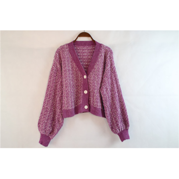 Stilvolle und intellektuelle lila Strickjacke