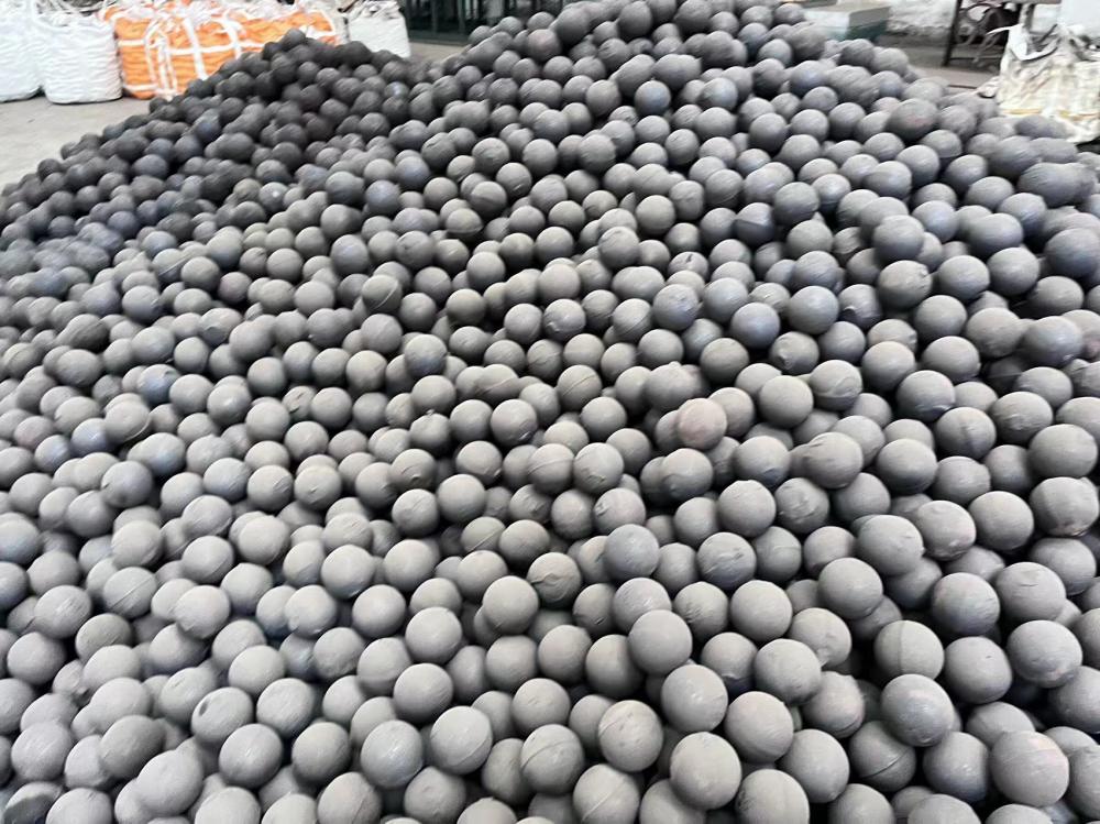 Abrasion-resistant steel balls for cement grinding