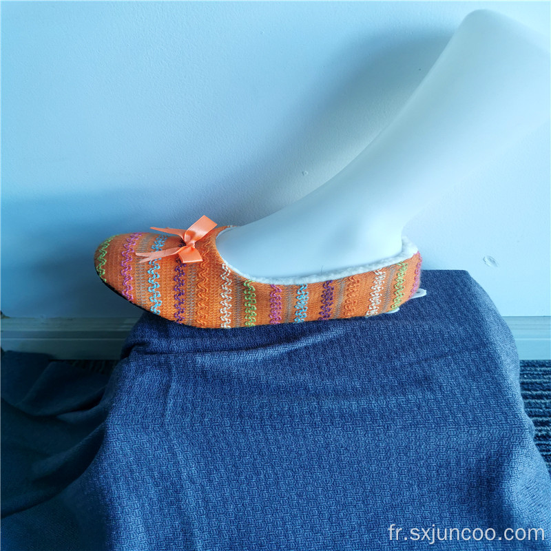 Chaussettes d&#39;hiver à rayures colorées pour enfants à l&#39;intérieur