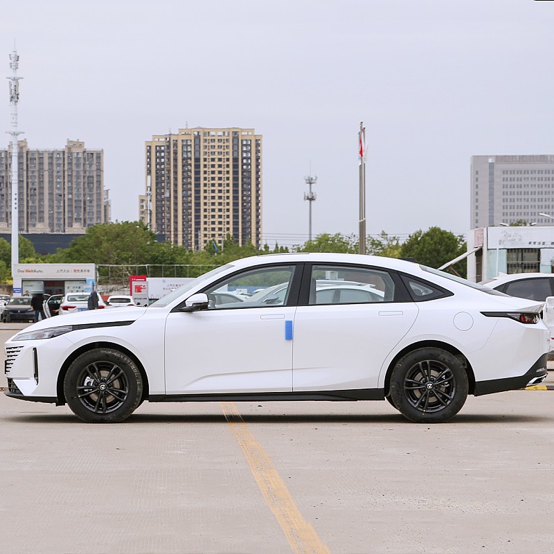 Compact gasoline three box car, changan lamore