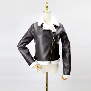 Veste moderne en fausse fourrure à texture douce