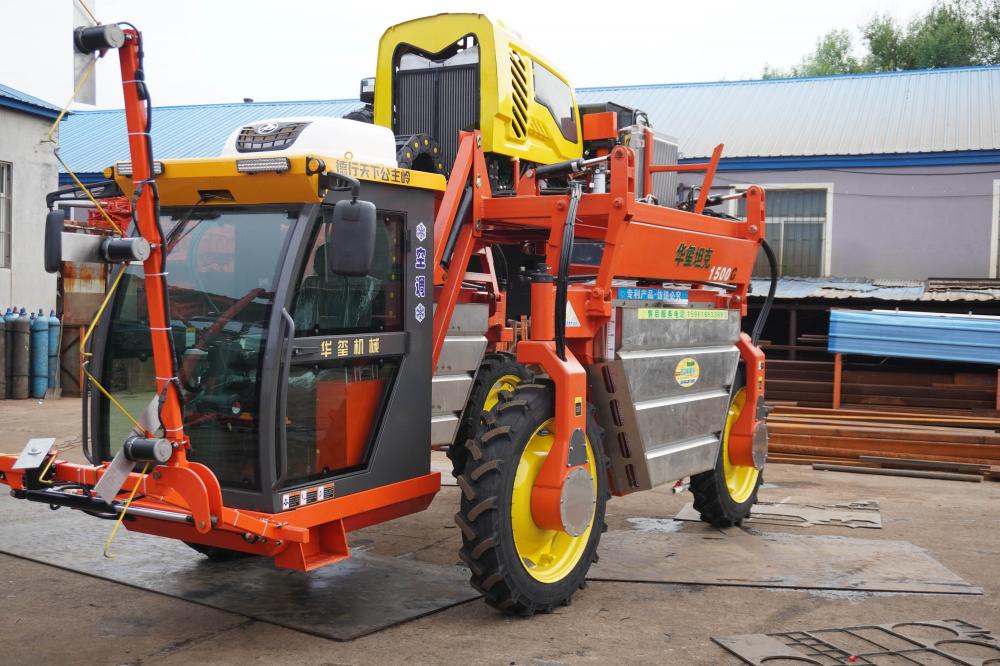 Penyemprot overhead jagung self-propelled