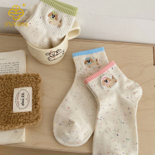한국 버전 만화 개 자수 짧은 양말 대학 스타일 대비 색상 점 원사