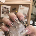 Presiona la uña falsa francesa en las uñas con diamantes de imitación