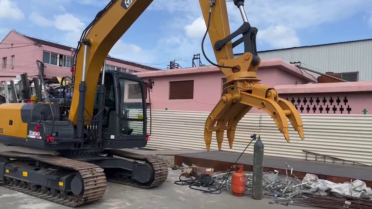 Heavy-Duty Steel Grapple for Industrial Waste Management