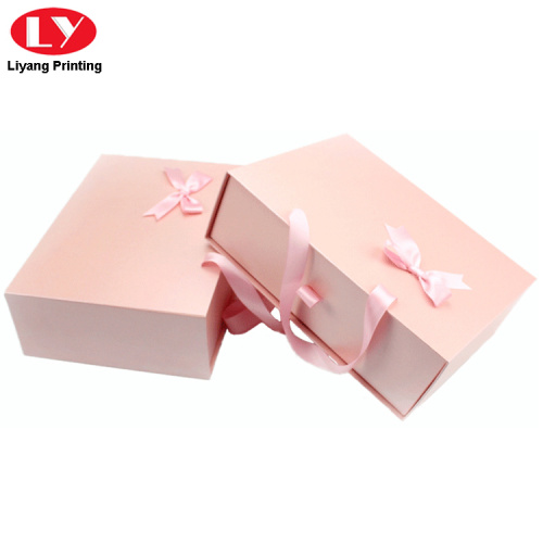 리본 손잡이가 있는 핑크색 서랍 상자