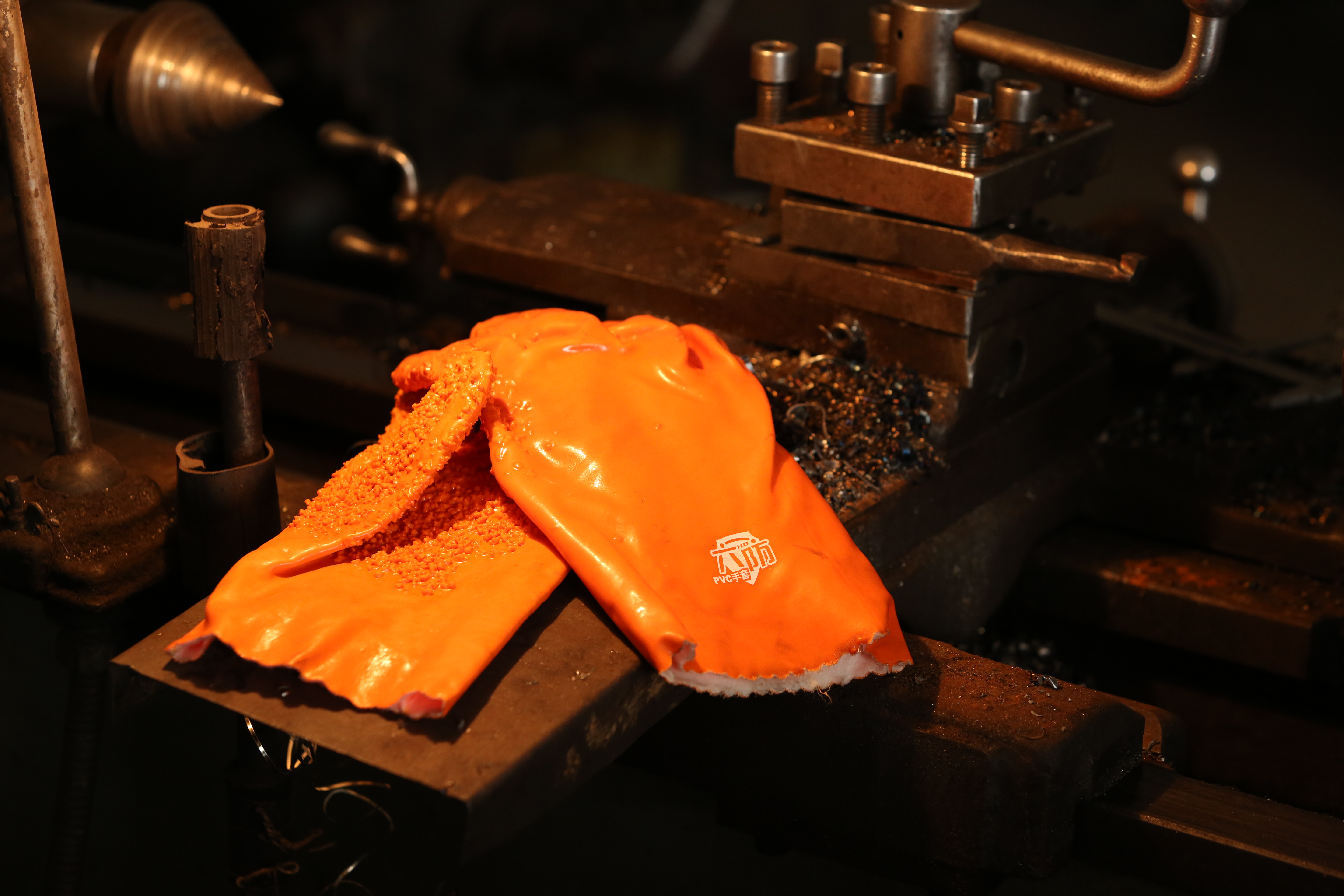 Orange PVC-beschichtete Handschuhe-Chips auf der Handfläche