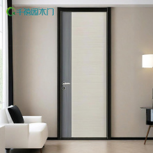 Porta do quarto com conjunto de balanço doméstico