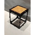 Minimalistischer quadratischer Qiong-Bambushocker mit Rattansitz