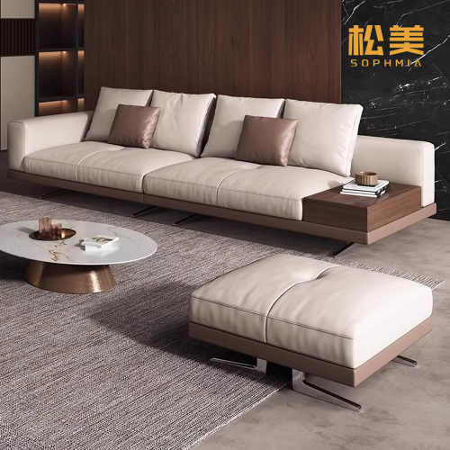 Современный кожаный диван в гостиной с приставным столиком