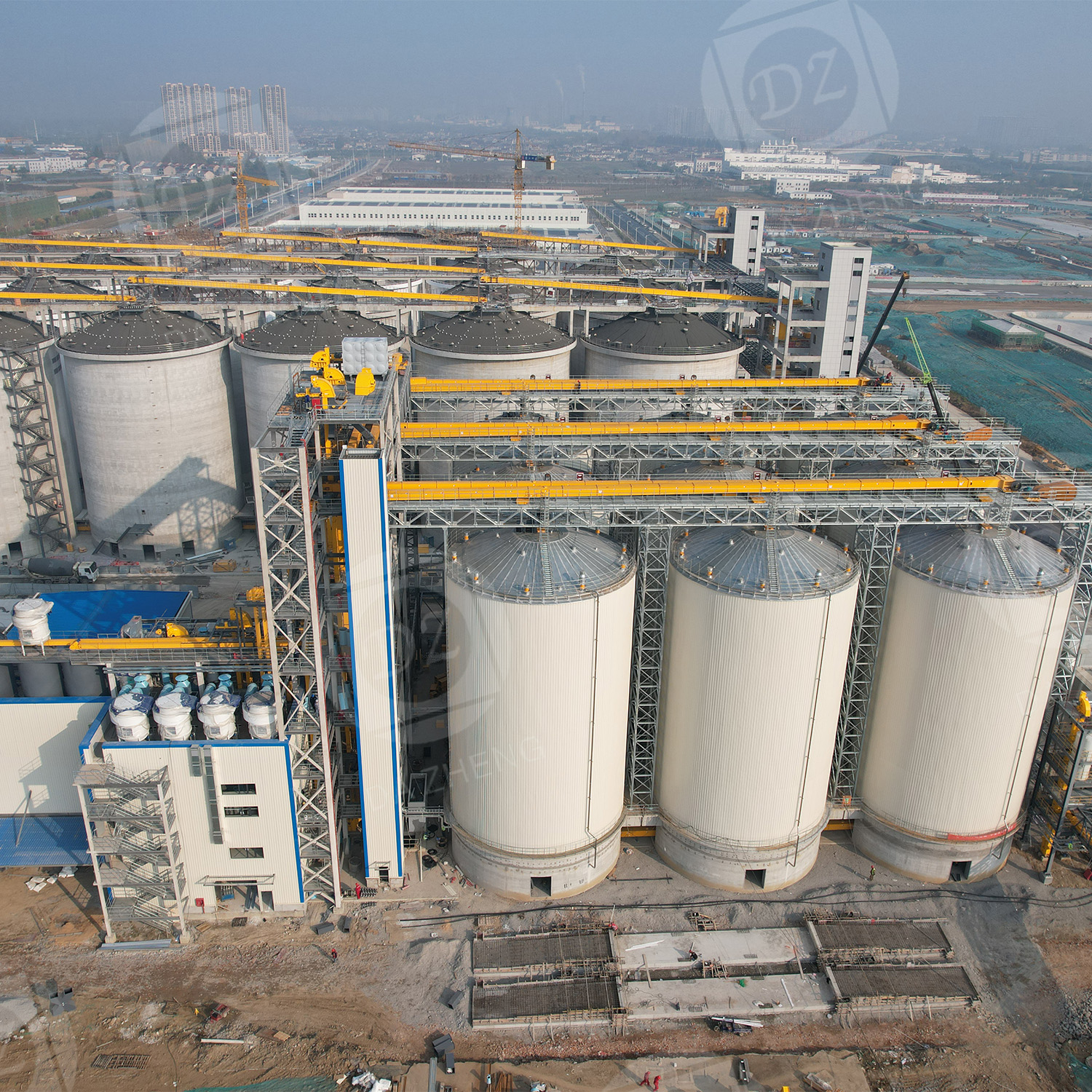 Welded steel plate silo for ore storage