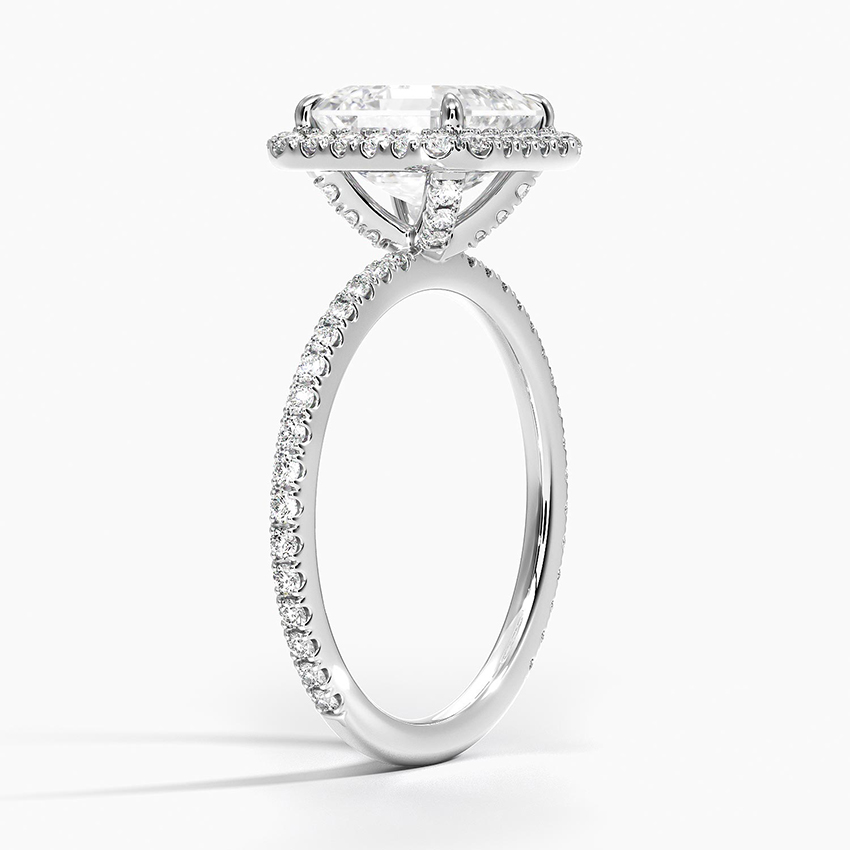 Angled View ng Asscher Pave Ring na nagpapakita ng Elevated Gallery Basket