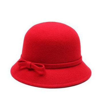 Chapéu Fedora vermelho de moda com gravata borboleta