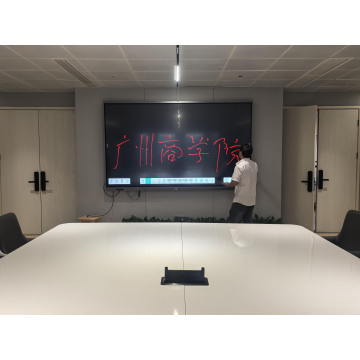 Pizarra digital de 98 pulgadas para oficina.